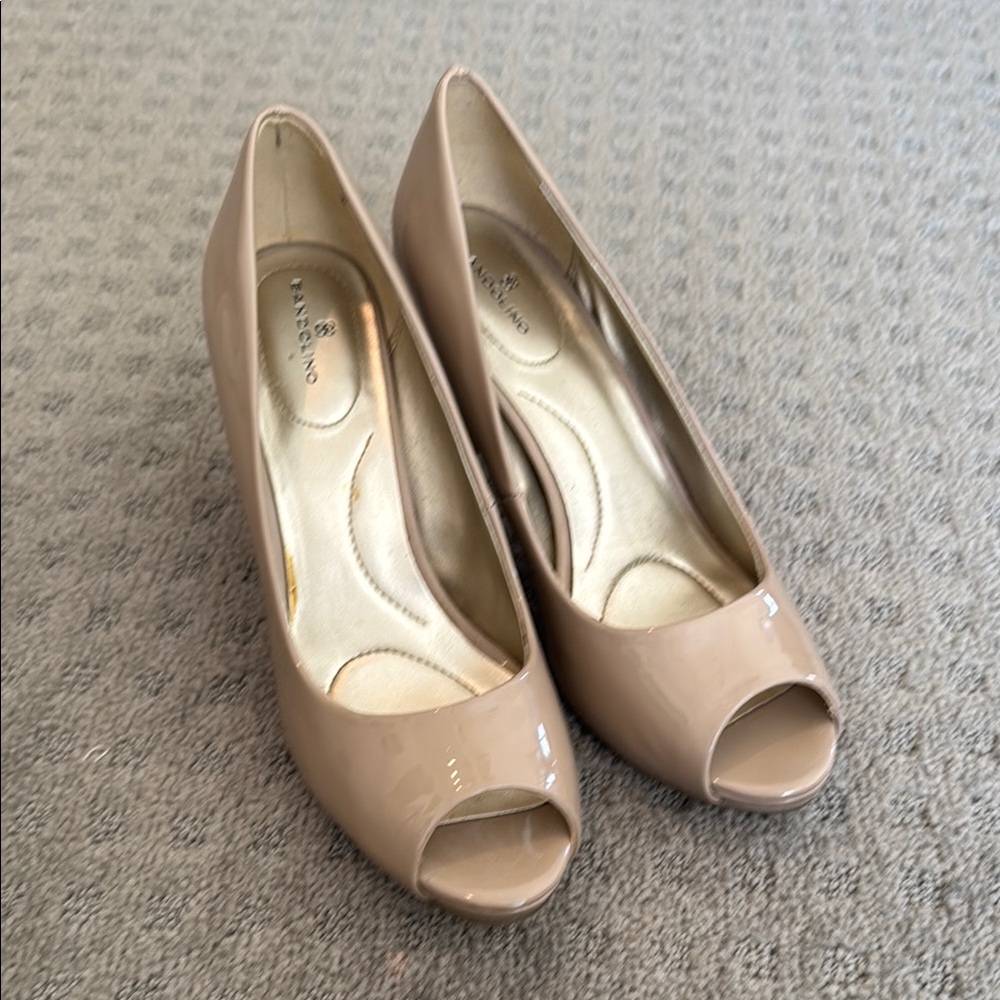 BANDOLINO Women's Tan Peep Toe Heels